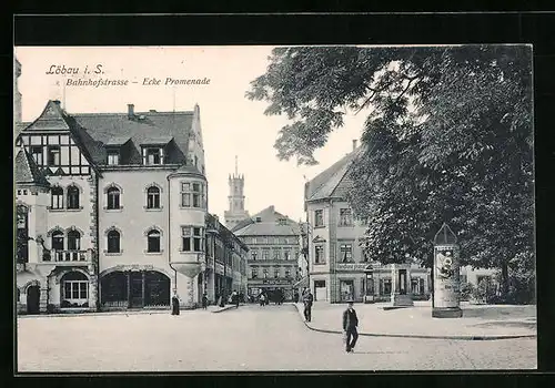 AK Löbau i. S., Bahnhofstrasse Ecke Promenade mit Geschäften und Litfasssäule