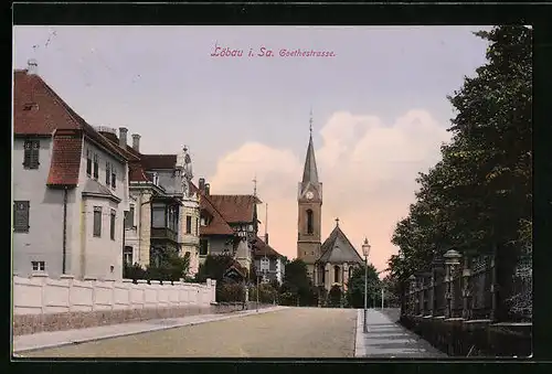 AK Löbau i. Sa., Goethestrasse mit Kirche
