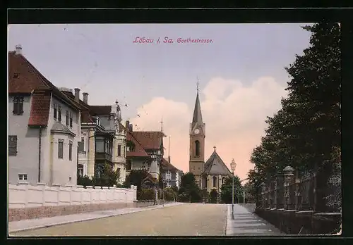 AK Löbau i. Sa., Goethestrasse mit Kirche