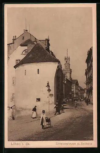 AK Löbau i. Sa., Zittauerstrasse mit Rathaus