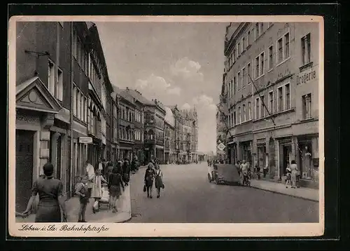 AK Löbau i. Sa., Bahnhofstrasse mit Passanten