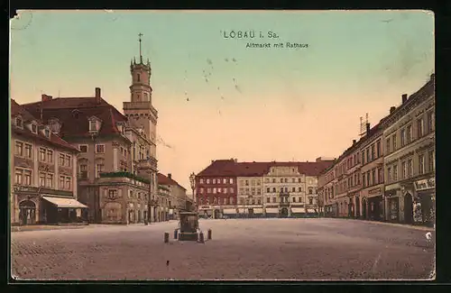 AK Löbau i. Sa., Altmarkt mit Rathaus und Brunnen