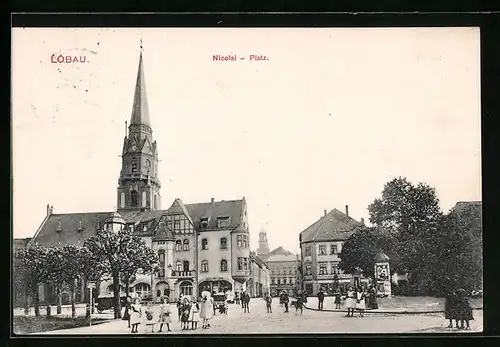 AK Löbau, Nicolai-Platz mit Kirche und Litfasssäule