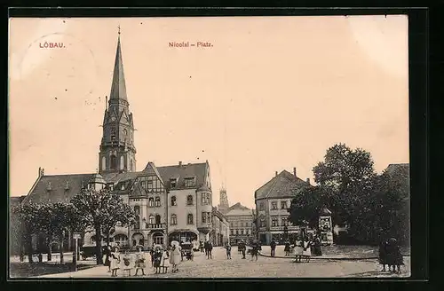 AK Löbau, Belebter Nicolai-Platz mit Kirche und Litfasssäule