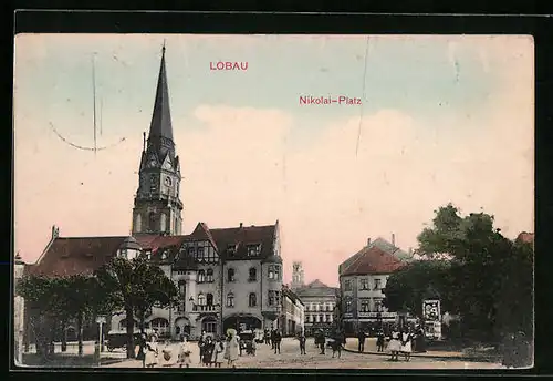 AK Löbau, Nikolai-Platz mit Kirche und Litfasssäule