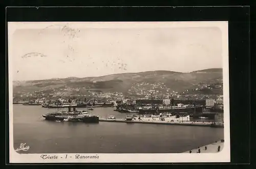 AK Trieste, Dampfer im Hafen