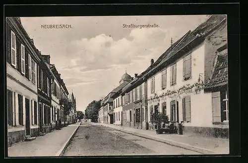 AK Neubreisach, Strassburgerstrasse mit Kirche