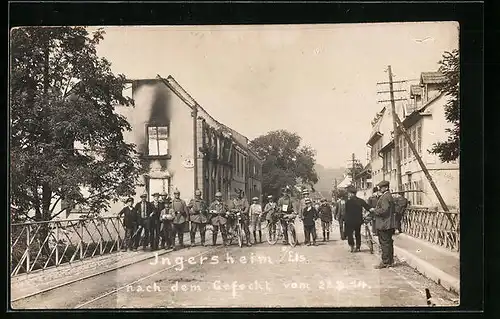 Foto-AK Ingersheim o /Els., Strassenpartie mit Soldaten nach dem Gefecht 1914