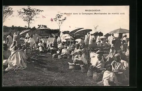 AK Madagascar, Un Marche dans la Campagne (Marchandes de manioc cuit)