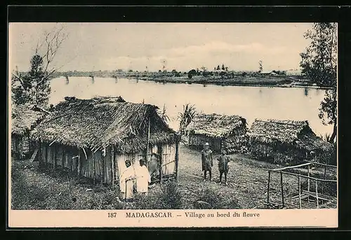 AK Madagascar, Village au bord du fleuve