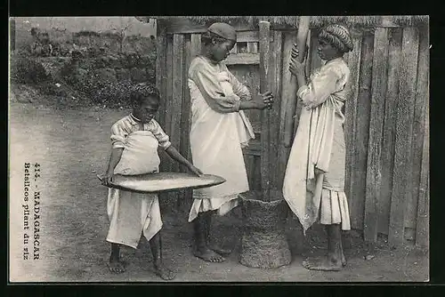 AK Madagascar, Betsileos pilant du riz