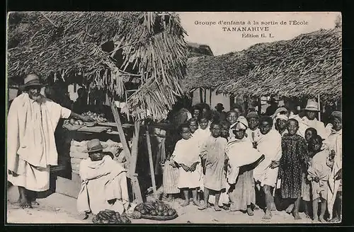AK Tananarive, Groupe d`enfants à la sortie de l`Ecole