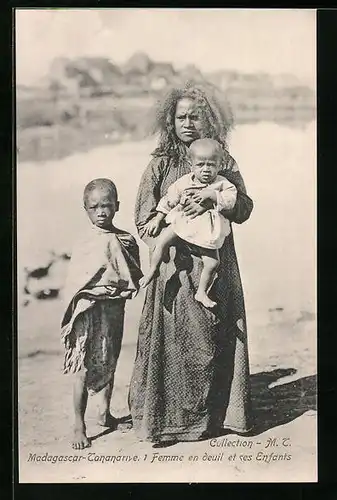 AK Tananarive, Femme en deuil et ses Enfants