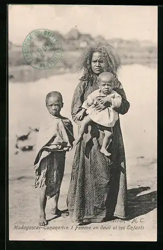 AK Tananarive, Femme en deuil et ses Enfants