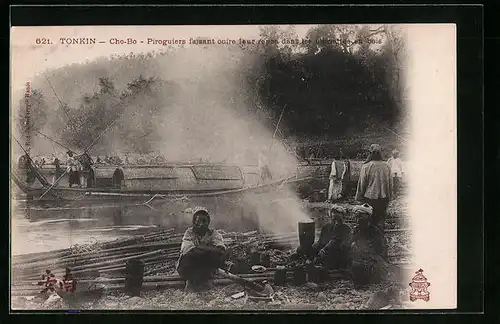 AK Cho-Bo, Piroguiers faisant cuire leur repas dans les marinites en bois