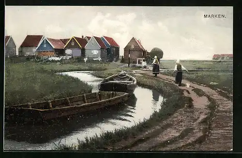 AK Marken, Uferpartie mit zwei Frauen und Booten