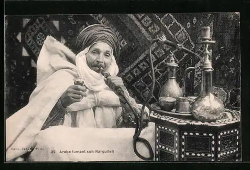AK Arabischer Mann raucht eine Wasserpfeife