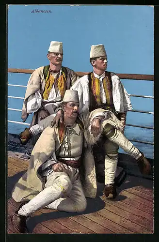 AK Drei albanische Männer in Tracht an Deck eines Schiffes