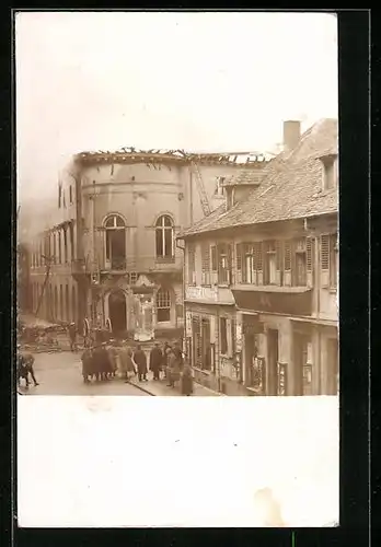 Foto-AK Karlsruhe, Brandkatastrophe Cafe Museum, Waldstrasse Ecke Kaiserstrasse