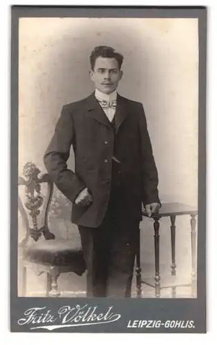 Fotografie Fritz Völkel, Leipzig-Gohlis, Johann-Georgstrasse 22, Junger Mann mit Oberlippenbart im modischen Anzug