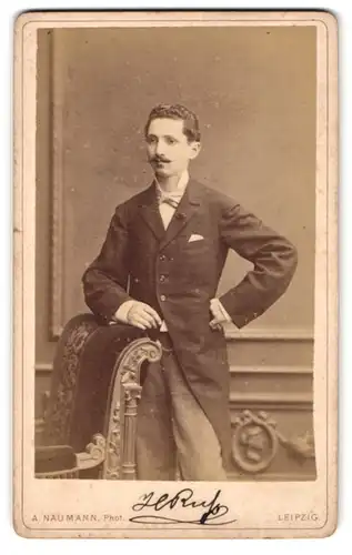Fotografie Alfred Naumann, Leipzig, Dorotheenstrasse 12, Junger Mann mit Zwirbelbart im Anzug mit langem Frack