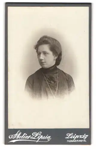 Fotografie Atelier Lipsia, Leipzig, Thomasring 15, Junge Dame mit Hochsteckfrisur mit langer Perlenhalskette