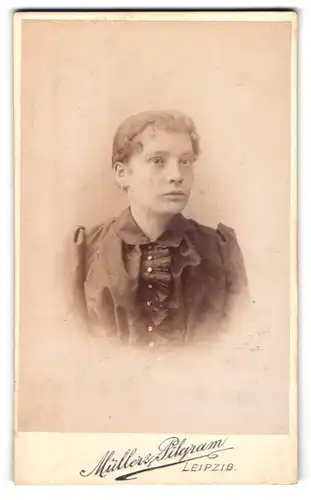 Fotografie Müller & Pilgram, Leipzig, Löhrstrasse 11, Junge Dame mit gelocktem Haar im gepunkteten Rüschenkleid