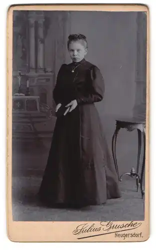 Fotografie Julius Grusche, Neugersdorf, Junges Mädchen mit Blumengesteck im Haar im pechschwarzen Kleid mit Halskette