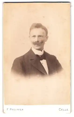 Fotografie F. Pfeiffer, Celle, Westcellerthorstrasse 15, Junger Herr mit Moustache im hochwertigen Massanzug