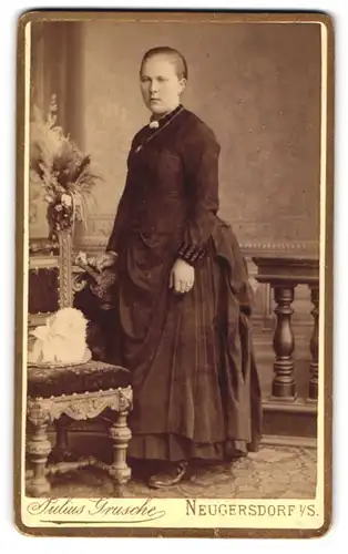 Fotografie Julius Grusche, Neugersdorf, Junge Frau im taillierten Kleid mit Reifrock