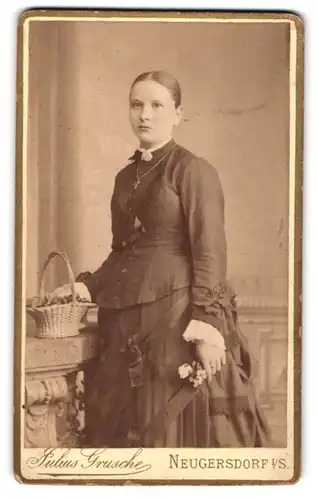 Fotografie Julius Grusche, Neugersdorf, Heranwachsendes Mädchen im taillierten Reifrockkleid mit Kreuzhalskette