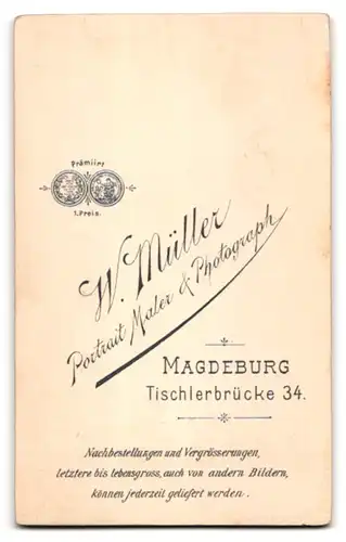 Fotografie W. Müller, Magdeburg, Tischlerbrücke 34, Lächelnde junge Frau im Rüschenkleid mit Brosche