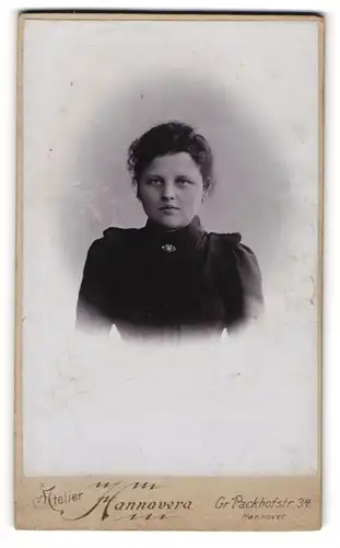 Fotografie Atelier Hannovera, Hannover, Gr. Packhofstrasse 34, Junge Frau mit Brosche in dunklem Kleid
