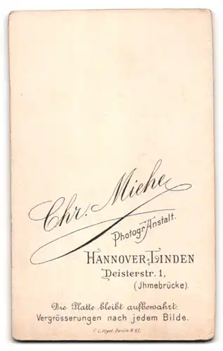 Fotografie Chr. Miehe, Hannover-Linden, Deisterstrasse 1, Junger Mann im Dreiteiler mit Fliege