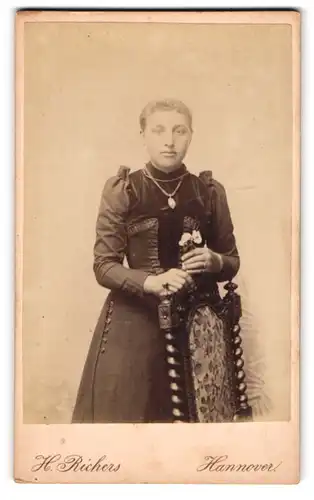 Fotografie H. Richers, Hannover, Cellerstrasse 146, Junge Frau mit Halskette in einem Kleid mit Puffärmeln