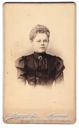 Fotografie C. Pagendorf, Hannover, Georgstrasse 17, Junge Frau mit gewellter Frisur und Brosche