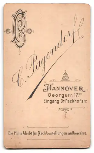 Fotografie C. Pagendorf, Hannover, Georgstrasse 17, Junge Frau mit gewellter Frisur und Brosche