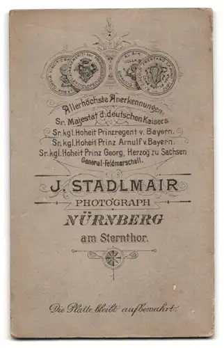 Fotografie J. Stadlmair, Nürnberg, Am Sternthor, Jüngling mit Bürstenschnitt im Sonntagsstaat