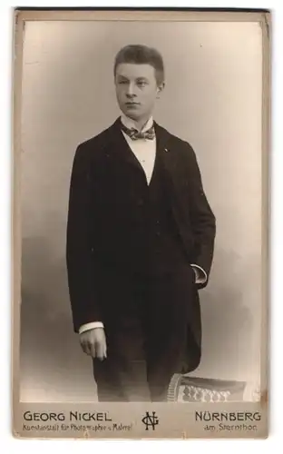 Fotografie Georg Nickel, Nürnberg, Tafelhofstrasse 8, Junger Mann mit Bürstenschnitt in elegantem Dreiteiler