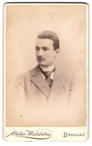 Fotografie E. Walsleben, Breslau, Zwingerstr. 24, Junger Herr im Anzug mit Oberlippenbart