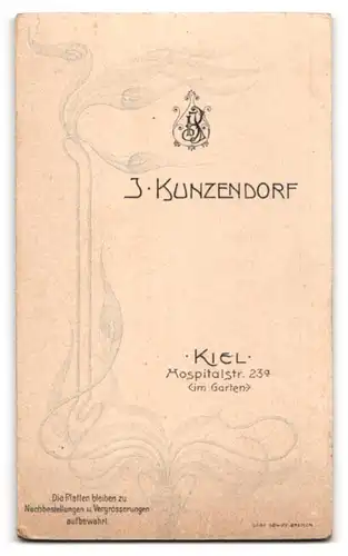 Fotografie J. Kunzendorf, Kiel, Hospitalstr. 23 a, Bürgerliche Dame mit Kragenbrosche