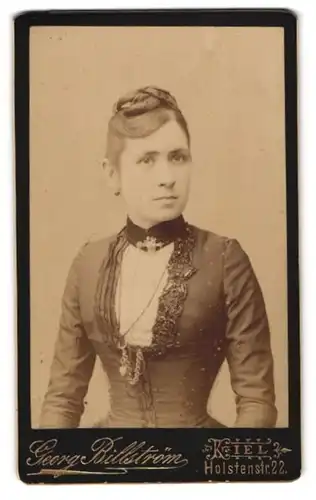 Fotografie Georg Billström, Kiel, Holstenstr. 22, Junge Dame im Kleid mit Kragenbrosche