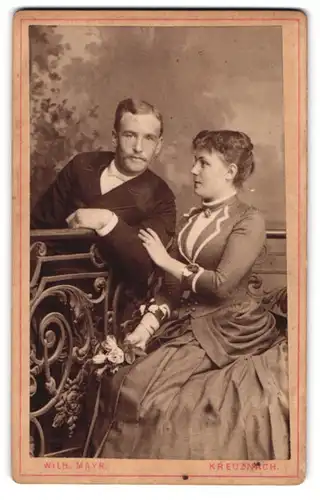 Fotografie Wilh. Mayr, Kreuznach, Friedrichsstr. 3, Junges Paar in modischer Kleidung