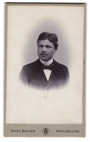 Fotografie Karl Bauer, Karlsruhe i /B., Zähringer-Str. 41, Eleganter Herr mit Moustache