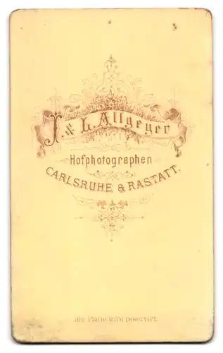 Fotografie J. & L. Allgeyer, Karlsruhe, Bürgerliche Dame mit Hochsteckfrisur und Kragenbrosche