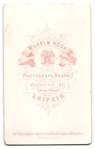 Fotografie Wilhelm Koch, Leipzig, Zeitzerstr. 41, Junge Dame im Kleid mit Amulett
