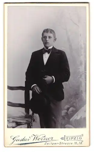 Fotografie Gustav Werner, Leipzig, Zeitzer-Str. 16-18, Junger Herr in Anzugjacke mit Fliege