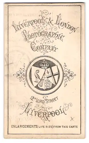 Fotografie Liverpool & London Photographic Company, Liverpool, 12a Lord Street, Wappen & Ornamente, Rückseitig Portrait