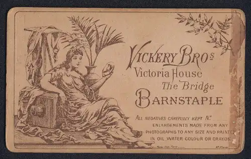 Fotografie Vickery Bros., Barnstaple, Dame mit Portrait-Foto lehnt am Fotoapparat - Plattenkamera, Rückseitig Portrait