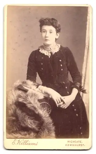 Fotografie E. Williams, Hawkhurst, Highgate, Wappen mit Pferd & Ornamenten, Rückseitig Mädchen Portrait
